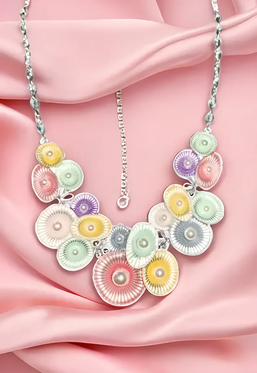 METALLIC MUSE SHELL NECKLACE